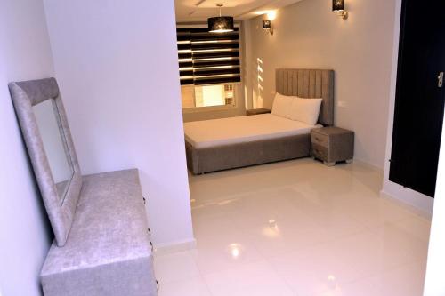 a small bedroom with a bed and a window at Appartement duplex très chic in Ville Nouvelle