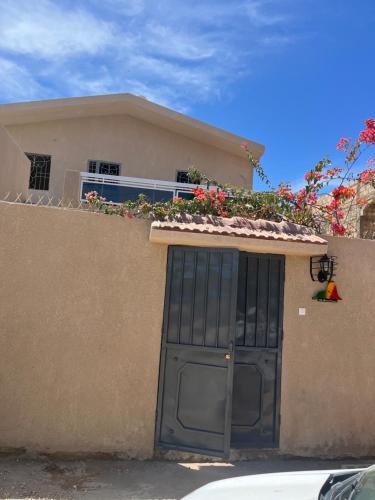 a building with a door with flowers on top of it at Maison de vacances in Mbour