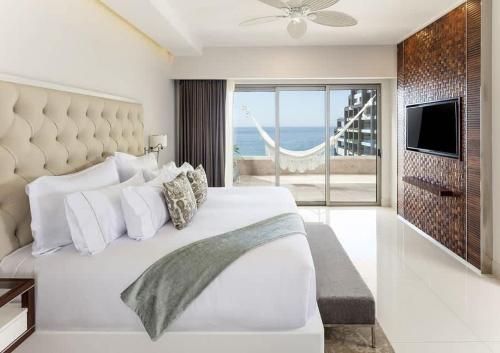 Ένα ή περισσότερα κρεβάτια σε δωμάτιο στο 1BD Oceanview Suite Garza Blanca in Cabo