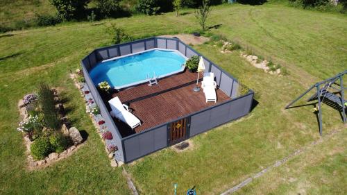 une vue aérienne d'une maison avec piscine dans l'établissement Walnut House, à Vire