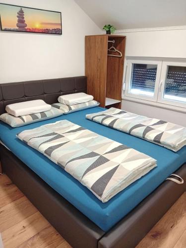 two beds sitting next to each other in a bedroom at Apartman Terasa in Bijeljina
