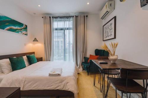 Luxury Studio at Embassy Gardens- Prime Location and Convenient