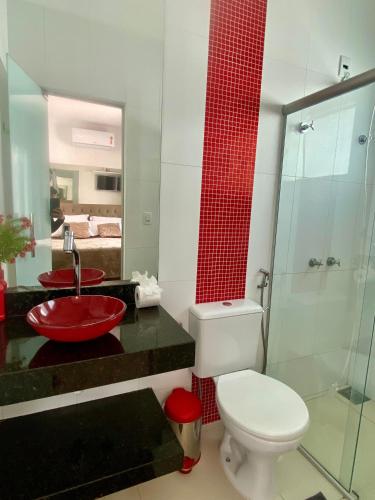 a bathroom with a toilet and a sink and a shower at Casa em Capitólio in Capitólio