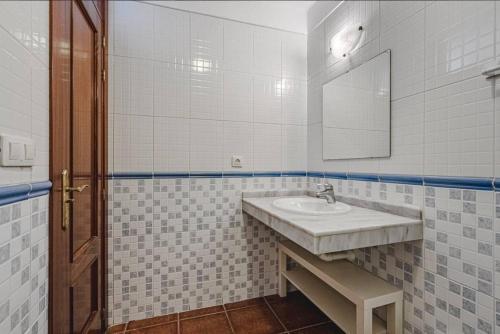 une salle de bain avec un lavabo et un miroir dans l'établissement Beautiful Duplex in Callao Salvaje, à Callao Salvaje