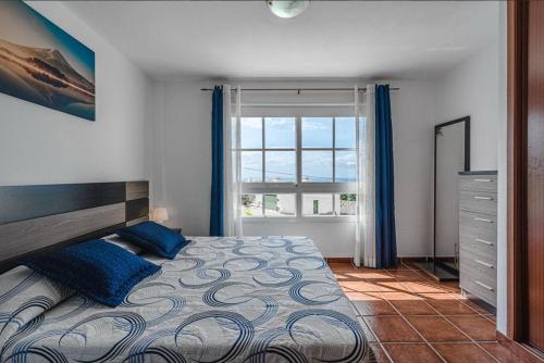 une chambre avec un grand lit et une fenêtre dans l'établissement Beautiful Duplex in Callao Salvaje, à Callao Salvaje