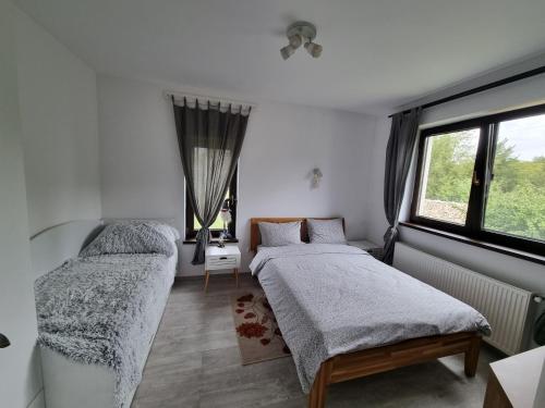 Casa din vale في برانْ: غرفة نوم بها سريران ونافذة