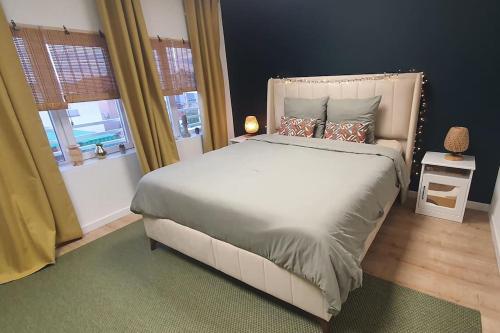 une chambre avec un lit blanc et une fenêtre dans l'établissement Appartement cosy & fonctionnel !, à Lempdes