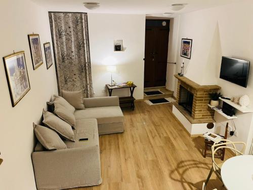 TV a/nebo společenská místnost v ubytování La Dimora di Bianca Holiday House