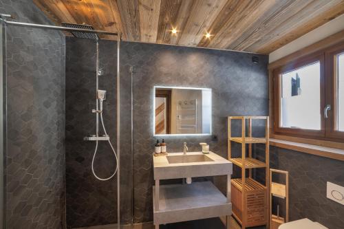une salle de bain avec un lavabo et une douche dans l'établissement Chalet La Datcha, aux Contamines-Montjoie