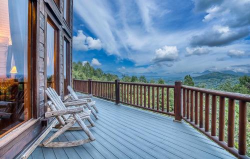 ブルーリッジにあるSky High Lodge by BK Stays. Large Cabin. Amazing Views. Game Room. Jacuzzi. Six Bedrooms. Sleeps 12の眺めの良いデッキに座る椅子