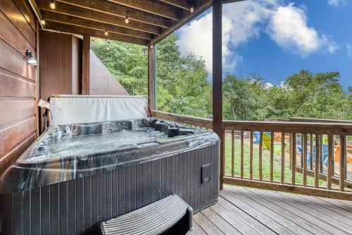 ブルーリッジにあるSky High Lodge by BK Stays. Large Cabin. Amazing Views. Game Room. Jacuzzi. Six Bedrooms. Sleeps 12の眺めの良いデッキ(ホットタブ付)