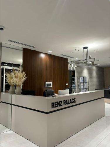 an office reception counter with aryan palace written on it at رنز بالاس للشقق الفندقية in Dammam