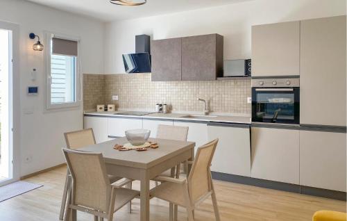 eine Küche mit Tisch und Stühlen in einem Zimmer in der Unterkunft Amazing Apartment In Marina Di Modica in Marina di Modica