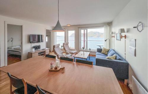 TV a/nebo společenská místnost v ubytování 3 Bedroom Amazing Apartment In Korshamn