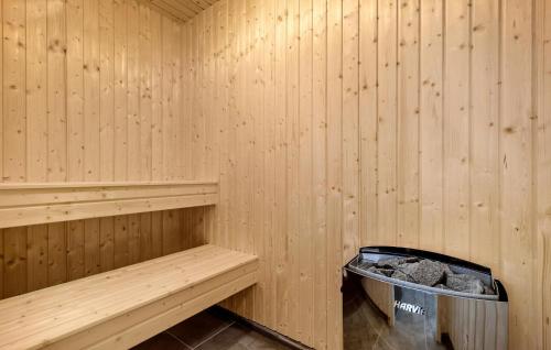 BrøndstrupにあるCozy Home In Grenaa With Saunaのギャラリーの写真