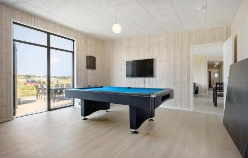 BrøndstrupにあるCozy Home In Grenaa With Saunaのテレビ付きの客室で、ビリヤード台が備わります。