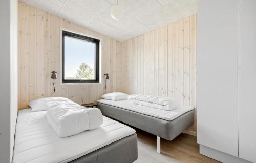 Cozy Home In Grenaa With Saunaにあるベッド