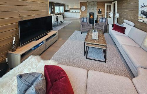Μια τηλεόραση ή/και κέντρο ψυχαγωγίας στο 5 Bedroom Nice Home In Edland