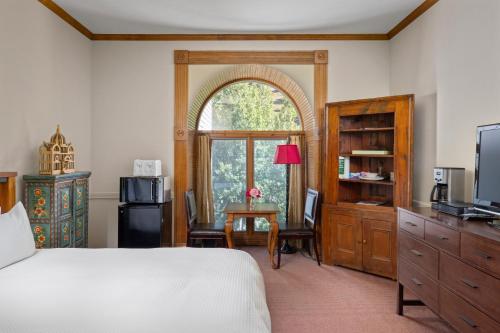 Katil atau katil-katil dalam bilik di Village Hideaway - Telluride convenience!