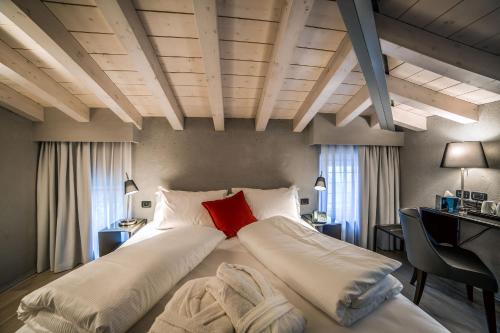A bed or beds in a room at Locanda al Vescovo