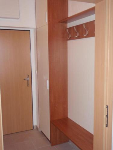 una habitación vacía con una puerta y un pasillo en Apartmán Ramzová B14, en Ramzová