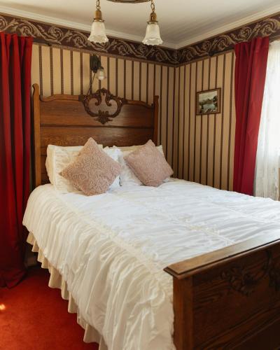 Julian Gold Rush Hotelにあるベッド