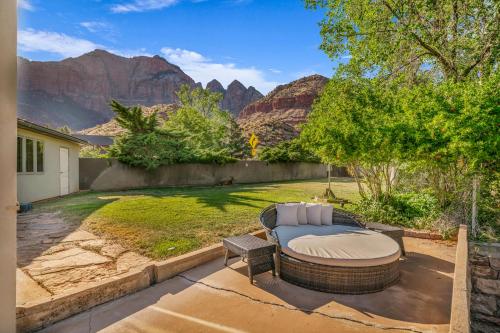 a backyard with a couch and a table and mountains at Flanigan`s Resort and Spa in Springdale