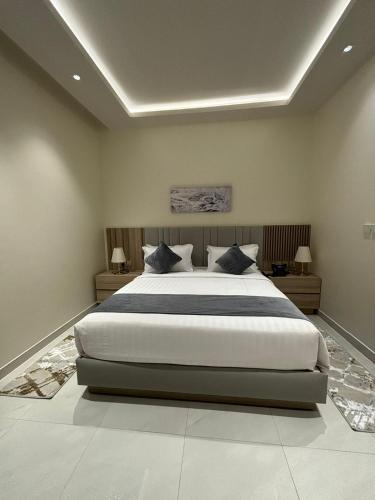 a bedroom with a large bed in a room at رنز بالاس للشقق الفندقية in Dammam