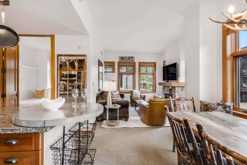 Posezení v ubytování Capitol Peak Lodge 3220 by Snowmass Mountain Lodging