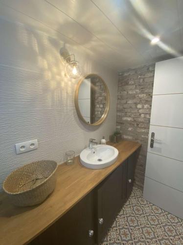 une salle de bain avec un lavabo et un miroir dans l'établissement green, à Fort-Mahon-Plage