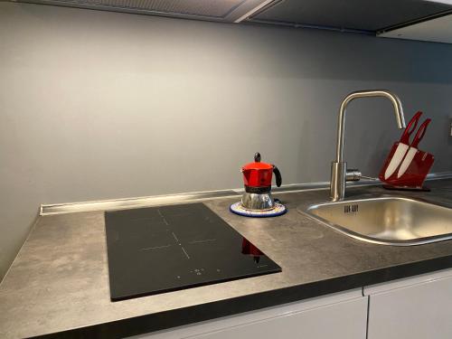 A kitchen or kitchenette at Appartamento in centro storico - via Mascarella - Università