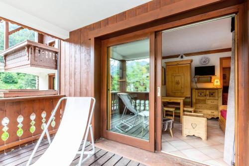 une véranda avec une porte coulissante en verre dans l'établissement Résidence Alpages D - ALPAGES D1 MAE-3911, à Les Allues