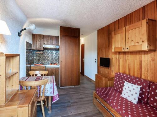 un salon avec un canapé et une table dans l'établissement Résidence Ruitor - RUITOR 111 MAE-3951, à Les Allues