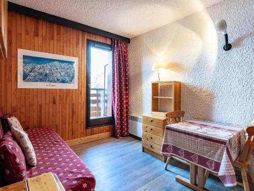 une chambre avec un lit, une fenêtre et une table dans l'établissement Résidence Ruitor - RUITOR 111 MAE-3951, à Les Allues