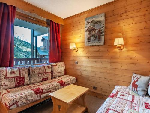 - un salon avec des canapés, une table et une fenêtre dans l'établissement Résidence Arpasson - ARPASSON 13 MAE-3981, à Les Allues