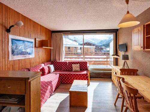 - un salon avec un canapé rouge et une grande fenêtre dans l'établissement Résidence Ruitor - RUITOR 103 MAE-3961, à Les Allues