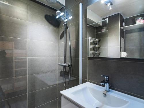 une salle de bain avec un lavabo, une douche et un miroir dans l'établissement Résidence Ruitor - RUITOR 103 MAE-3961, à Les Allues