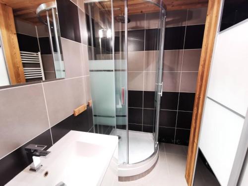 une salle de bain avec une douche, un lavabo et des toilettes dans l'établissement Résidence Proveres - PROVERES 41 MAE-4001, à Les Allues