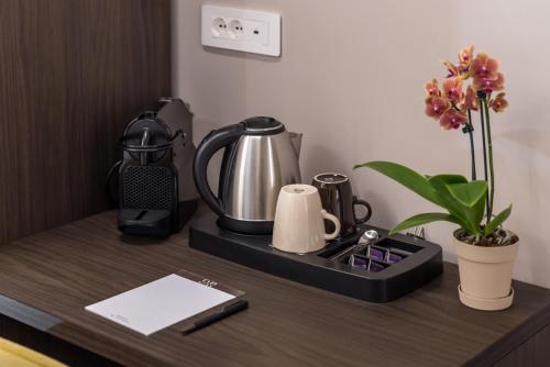 a tray with a coffee maker and a tea kettle on a table at D & D Rooms in La Spezia