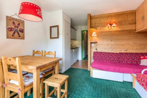 une chambre avec une table et un canapé ainsi qu'une salle à manger dans l'établissement Résidence Pralin - PRALIN 512 MAE-4041, à Les Allues