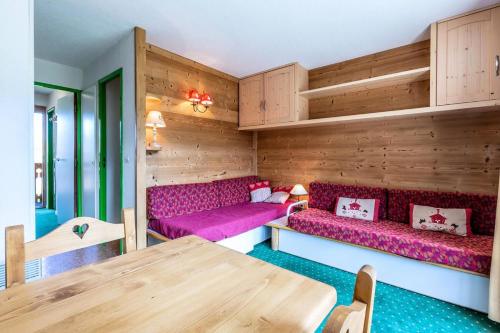 - un salon avec des canapés roses et une table dans l'établissement Résidence Pralin - PRALIN 512 MAE-4041, à Les Allues