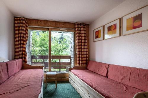 - un salon avec un canapé rouge et une fenêtre dans l'établissement Résidence Pralin - PRALIN 716 MAE-4031, à Les Allues