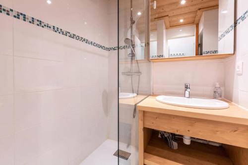 une salle de bain avec un lavabo et une douche dans l'établissement Résidence Pralin - PRALIN 716 MAE-4031, à Les Allues