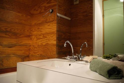 une salle de bain avec un lavabo et un miroir dans l'établissement Résidence Arc En Ciel - ARC EN CIEL L10<br /> MAE-4071, à Les Allues