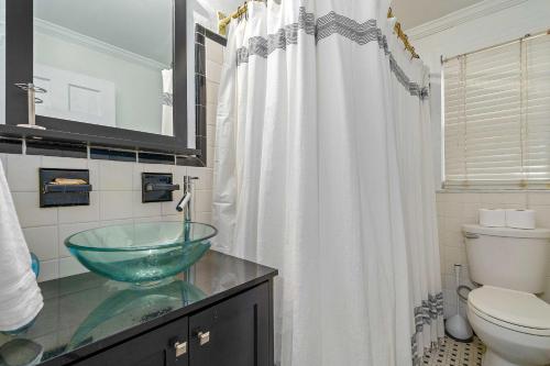 Ένα μπάνιο στο Pet-Friendly Mobile Condo about 4 Mi to Downtown!