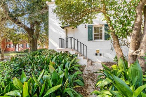 Κήπος έξω από το Pet-Friendly Mobile Condo about 4 Mi to Downtown!