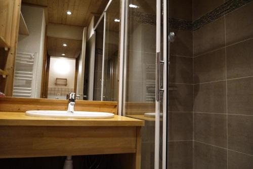 une salle de bain avec un lavabo et une douche dans l'établissement Résidence Candide - CANDIDE C12 MAE-4061, à Les Allues