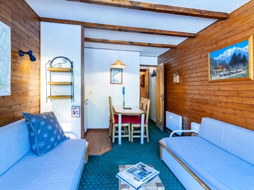 un salon avec un canapé et une table dans l'établissement Résidence Pralin - PRALIN 102 MAE-4141, à Les Allues