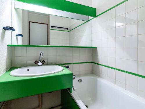 une salle de bain avec un comptoir vert, un lavabo et une baignoire dans l'établissement Résidence Pralin - PRALIN 102 MAE-4141, à Les Allues