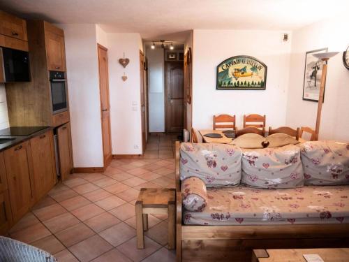 un salon avec un canapé et une cuisine dans l'établissement Résidence Alpages D - ALPAGES D4 MAE-4151, à Les Allues